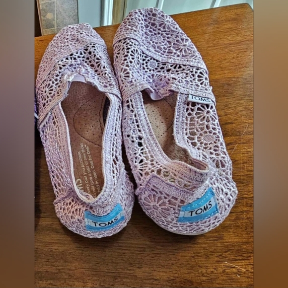 TOMS crochet shoes - Lavendar Size 6 - (worn once) - Picture 3 of 4